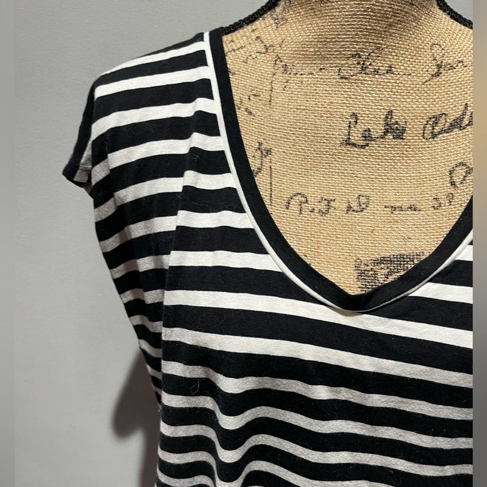 Gap- Black and White T-shirt